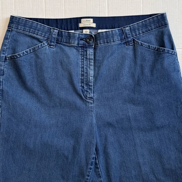 L.L. BEAN CAPRI 18W. CLASSIC FIT. MEDIUM RISE BLUE DENIM CAPRIS. FLEX WAIST. - Picture 3 of 12